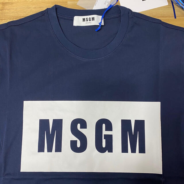 MSGM(エムエスジイエム)の新品　MSGM エムエスジーエム　ロゴTシャツ　ネイビー　メンズ　紺色　半袖　M メンズのトップス(Tシャツ/カットソー(半袖/袖なし))の商品写真