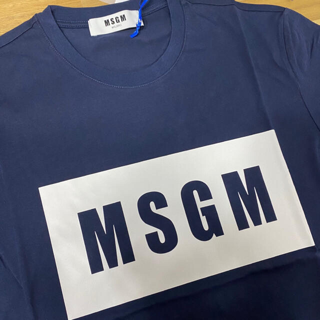 MSGM(エムエスジイエム)の新品　MSGM エムエスジーエム　ロゴTシャツ　ネイビー　メンズ　紺色　半袖　M メンズのトップス(Tシャツ/カットソー(半袖/袖なし))の商品写真