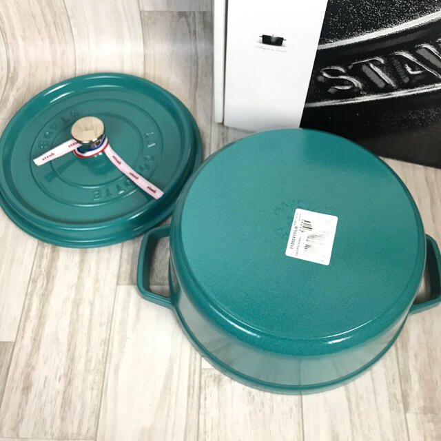 STAUB(ストウブ)の専用　ピコ　ココットラウンド24cm ミント　新品未使用 インテリア/住まい/日用品のキッチン/食器(鍋/フライパン)の商品写真