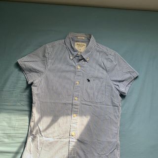 アバクロンビーアンドフィッチ(Abercrombie&Fitch)のAbercrombie&fitch ストライプ半袖シャツ/白ブルー青/鹿ロゴ(シャツ)