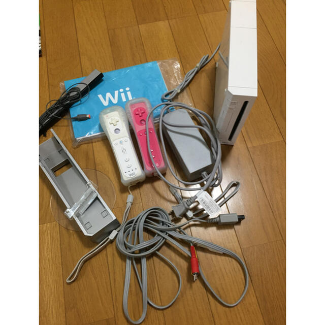 Wii(ウィー)のWii 本体　リモコン2つ付き エンタメ/ホビーのゲームソフト/ゲーム機本体(家庭用ゲーム機本体)の商品写真