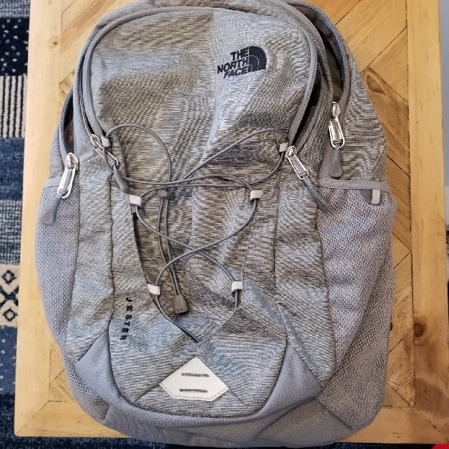 THE NORTH FACE(ザノースフェイス)の「送料込」ノースフェイス　ｼﾞｪｽﾀｰ　リュック　グレー メンズのバッグ(バッグパック/リュック)の商品写真