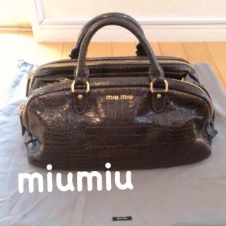 ミュウミュウ(miumiu)のmiumiuクロコダイル風2wayバッグ(ハンドバッグ)