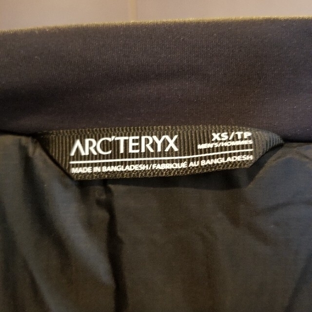 ARC'TERYX(アークテリクス)のarcteryx atom ar　アークテリクス　アトムar　ブラックxs メンズのジャケット/アウター(マウンテンパーカー)の商品写真