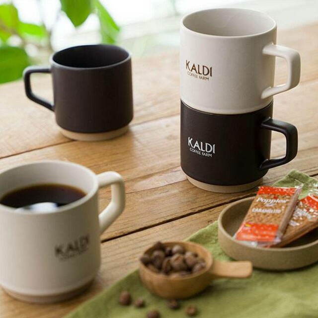 KALDI(カルディ)のカルディ　KALDI　スタッキングマグカップ　ブラック　ホワイト インテリア/住まい/日用品のキッチン/食器(グラス/カップ)の商品写真