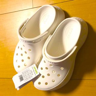 クロックス(crocs)のクロックス クラシック ベイ クロッグ レディース 白 厚底 (サンダル)