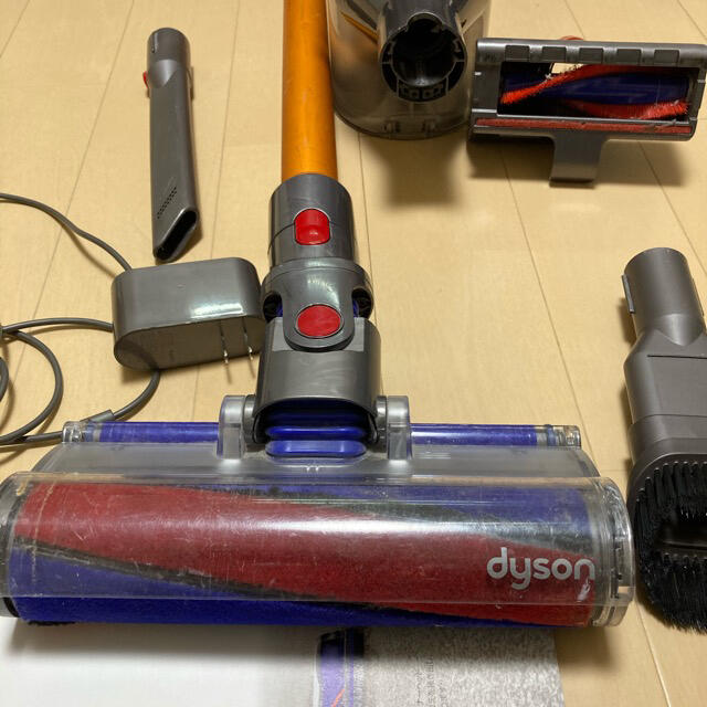 Dyson(ダイソン)の【中古】dyson v8 fluffy (SV10) スマホ/家電/カメラの生活家電(掃除機)の商品写真