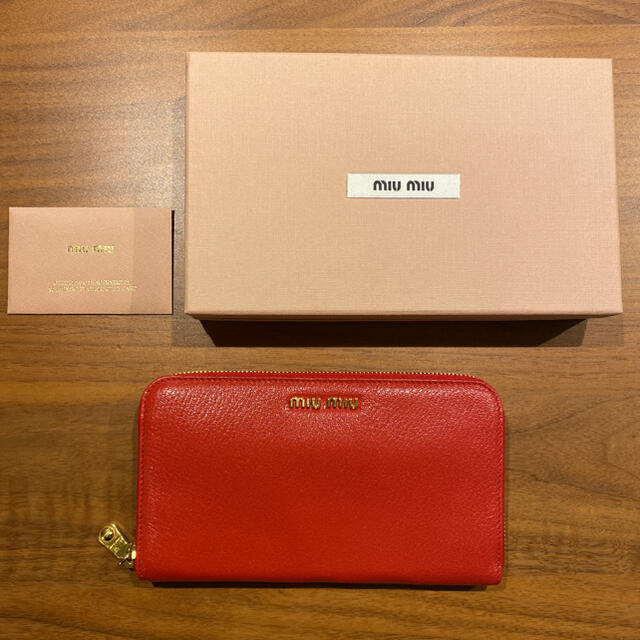miumiu☆新品未使用☆レザー長財布☆レアなマドラスシリーズレッド