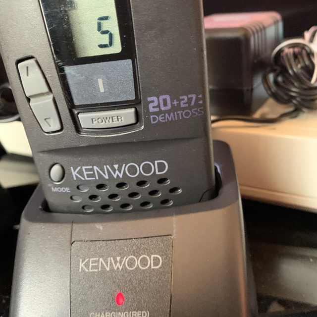 KENWOOD(ケンウッド)の【残り2台！】中継器対応特定小電力トランシーバー UBZ-BG20Rと充電器 エンタメ/ホビーのテーブルゲーム/ホビー(アマチュア無線)の商品写真