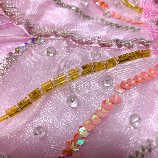 ファー付 ピンク シフォン ロングドレス バタフライ刺繍  レディースのフォーマル/ドレス(ロングドレス)の商品写真