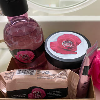 ザボディショップ(THE BODY SHOP)のブリティッシュローズバス&ボディーギフト♡箱なし発送は500円引き♡(バスグッズ)