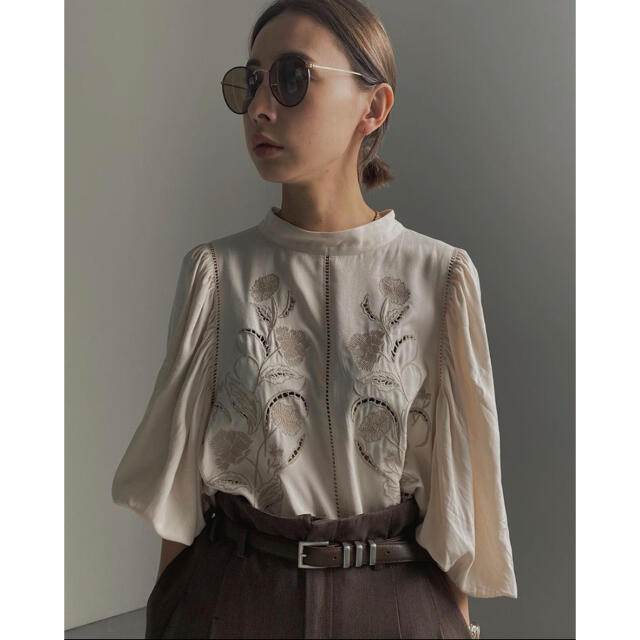 Amerivintage LADY EMBROIDERY PUFF BLOUSE