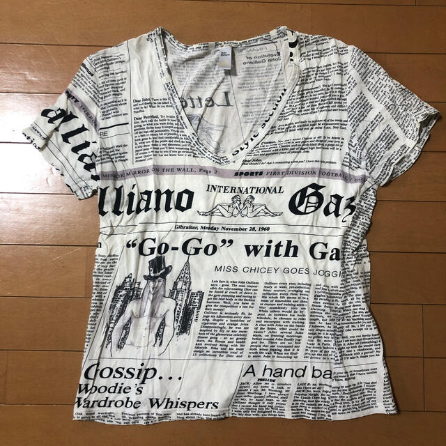 John Galliano(ジョンガリアーノ)のジョンガリアーノ タブロイド Tシャツ 半袖 白黒 xs メンズのトップス(Tシャツ/カットソー(半袖/袖なし))の商品写真