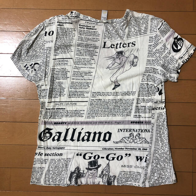 John Galliano(ジョンガリアーノ)のジョンガリアーノ タブロイド Tシャツ 半袖 白黒 xs メンズのトップス(Tシャツ/カットソー(半袖/袖なし))の商品写真