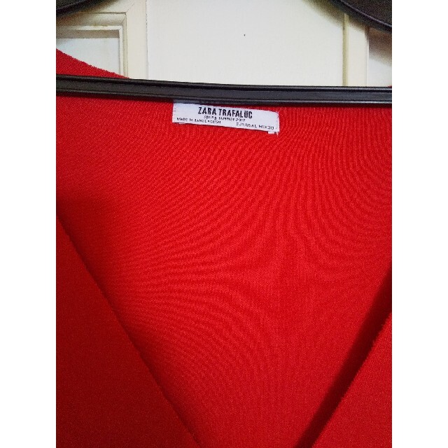 ZARA(ザラ)のザラきれいな赤色🍓🍓VネックトップスLサイズ レディースのトップス(カットソー(半袖/袖なし))の商品写真