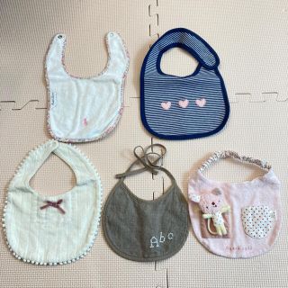 プティマイン(petit main)の＊専用✳︎スタイ5枚・プティマインロンパース(ベビースタイ/よだれかけ)