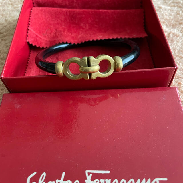 Salvatore Ferragamo(サルヴァトーレフェラガモ)のフェラガモ　バングル レディースのアクセサリー(ブレスレット/バングル)の商品写真