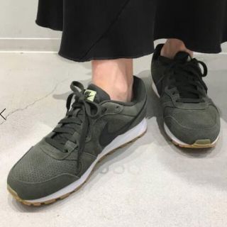 アパルトモンドゥーズィエムクラス(L'Appartement DEUXIEME CLASSE)のNIKE ナイキ　スニーカー　md ランナー2 スウェード　カーキ　24(スニーカー)