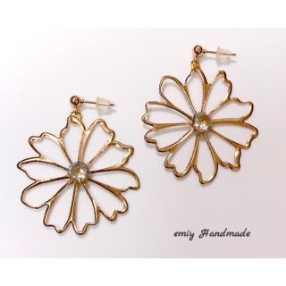 大人可愛い♡上品　透かし フラワーピアス・イヤリング／ゴールド　大きめサイズ(ピアス)