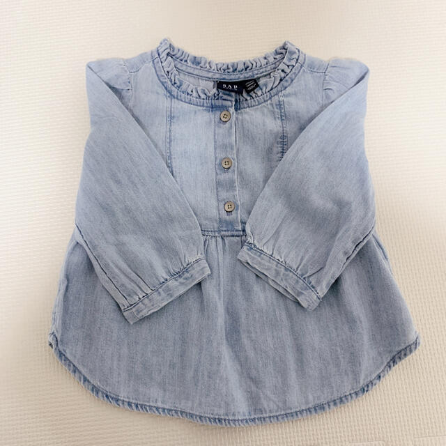 GAP(ギャップ)の新品デニムシャツ キッズ/ベビー/マタニティのベビー服(~85cm)(シャツ/カットソー)の商品写真