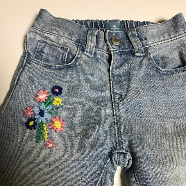 babyGAP(ベビーギャップ)のbabyGAP  花柄刺繍デニム　80 キッズ/ベビー/マタニティのベビー服(~85cm)(パンツ)の商品写真