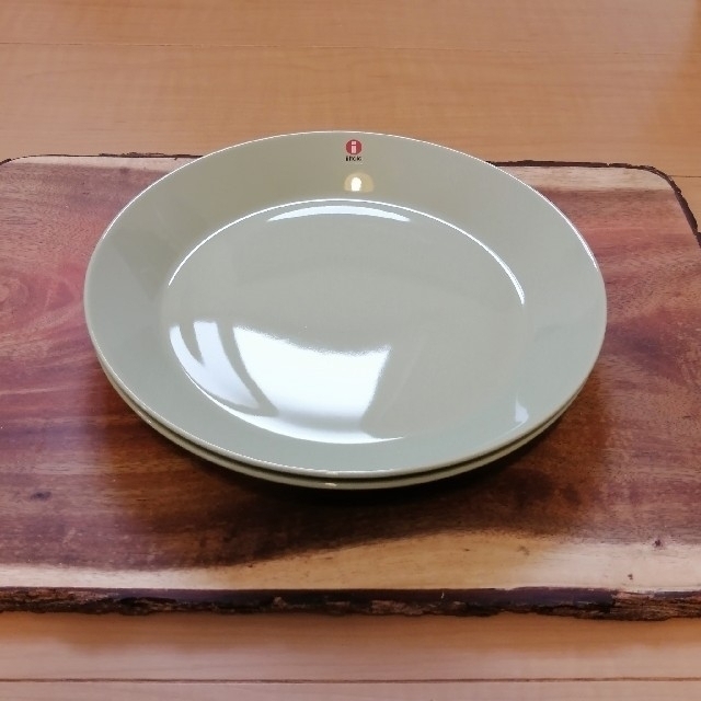 iittala(イッタラ)の廃盤 イッタラ ティーマ プレート セラドングリーン 21cm 2点セット 新品 インテリア/住まい/日用品のキッチン/食器(食器)の商品写真