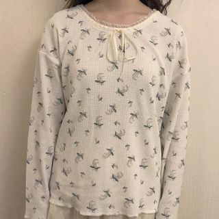 ワンアフターアナザーナイスクラップ(one after another NICE CLAUP)の新品タグ付き petite ペティート すずらん柄サーマルトップス Tシャツ(カットソー(長袖/七分))