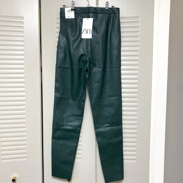 ZARA(ザラ)の専用！ZARA Mサイズ レザーテイスト生地スキニー レディースのレッグウェア(レギンス/スパッツ)の商品写真