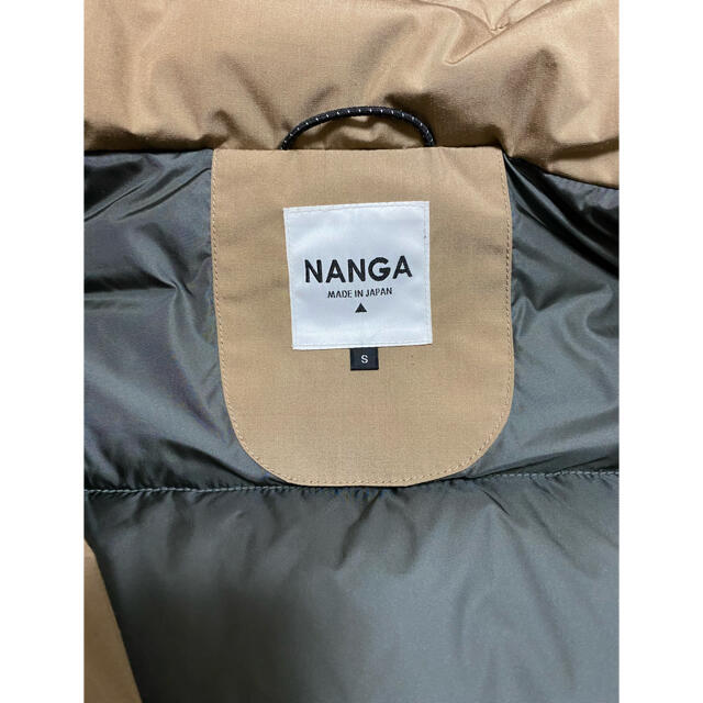 NANGA(ナンガ)のナンガ ROCOCO別注 焚火 オーロラ ダウンジャケット ベージュ Sサイズ メンズのジャケット/アウター(ダウンジャケット)の商品写真