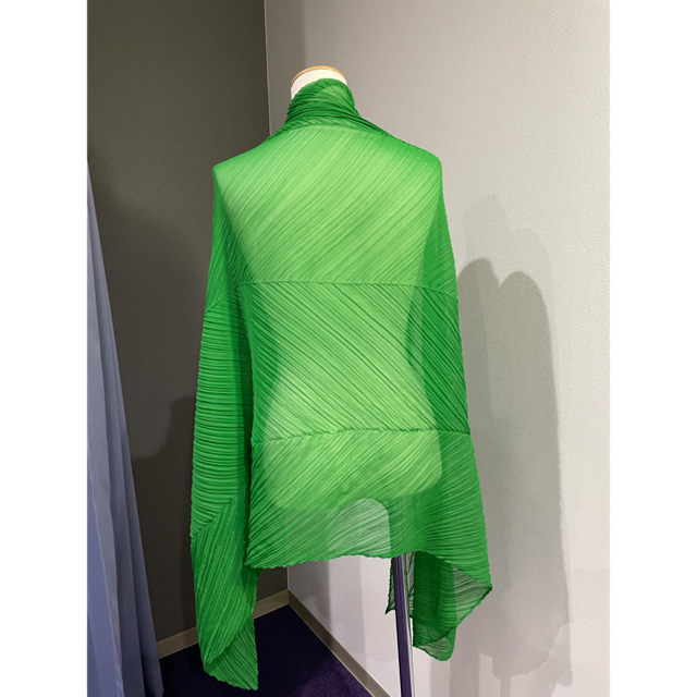 PLEATS PLEASE ISSEY MIYAKE(プリーツプリーズイッセイミヤケ)のイッセイミヤケプリーツ　ストール&ボレロ（062） レディースのファッション小物(マフラー/ショール)の商品写真