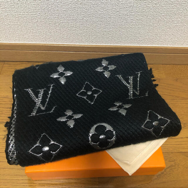 LOUIS VUITTON(ルイヴィトン)のルイヴィトン　マフラー　ブラック メンズのファッション小物(マフラー)の商品写真