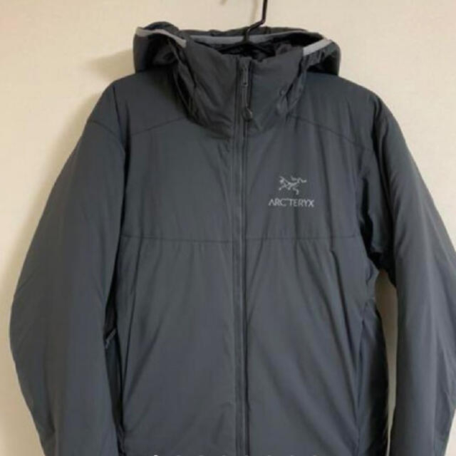 ARC'TERYX(アークテリクス)のクーポン記念 アークテリクス ATOM AR HOODY グレー XS 美品です メンズのジャケット/アウター(ダウンジャケット)の商品写真