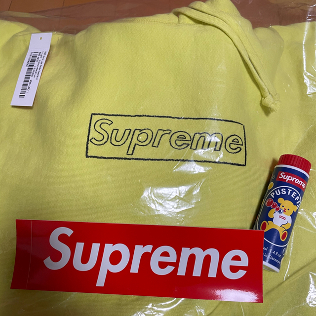 Supreme(シュプリーム)のM サイズ supreme KAWS Chalk Logo Hooded メンズのトップス(パーカー)の商品写真