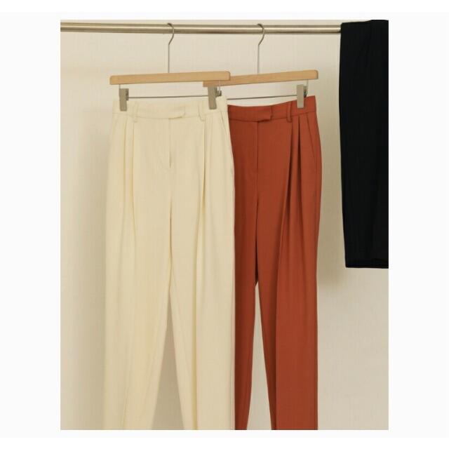 TODAYFUL(トゥデイフル)のTuck Tapered Trousers レディースのパンツ(クロップドパンツ)の商品写真