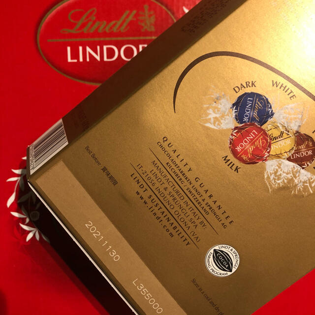 Lindt(リンツ)のリンツ　リンドールチョコレート(ミルク&ホワイト30個・ホワイト30個) 食品/飲料/酒の食品(菓子/デザート)の商品写真