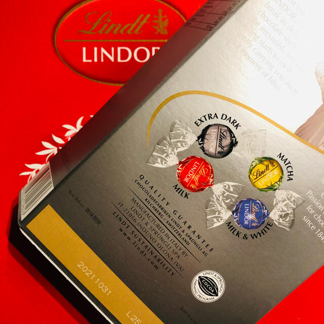 Lindt(リンツ)のリンツ　リンドールチョコレート(ミルク&ホワイト30個・ホワイト30個) 食品/飲料/酒の食品(菓子/デザート)の商品写真