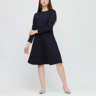 ユニクロ(UNIQLO)のフレアワンピース　ブラック　新品(ひざ丈ワンピース)