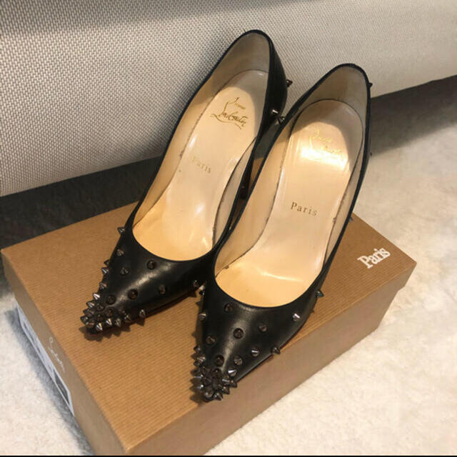 Christian Louboutin(クリスチャンルブタン)の美品クリスチャンルブタンChristian Louboutin スタッズパンプス レディースの靴/シューズ(ハイヒール/パンプス)の商品写真