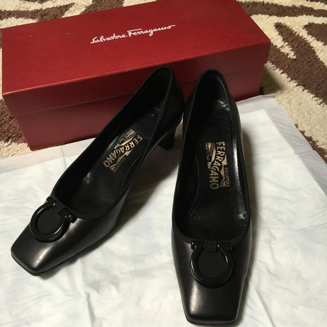 Salvatore Ferragamo(サルヴァトーレフェラガモ)のshoumam様専用:フェラガモ黒パンプス*23.5-24.0 レディースの靴/シューズ(ハイヒール/パンプス)の商品写真