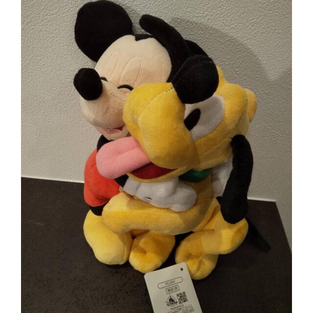 美品　ミッキー　プルート　ぬいぐるみバッジ　ハグ　ディズニー ディズニーストア ミッキー プルート ハグ ぬいぐるみバッジ