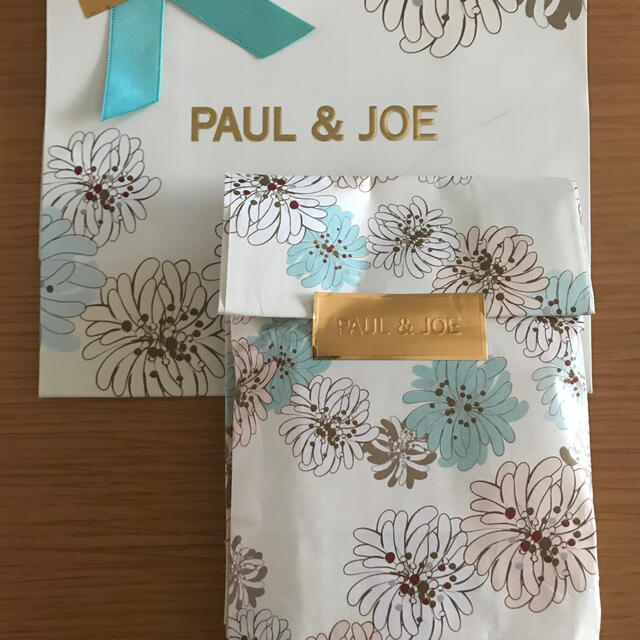 PAUL & JOE(ポールアンドジョー)のポールアンドジョー　パウダーファンデーション限定ケース コスメ/美容のベースメイク/化粧品(その他)の商品写真