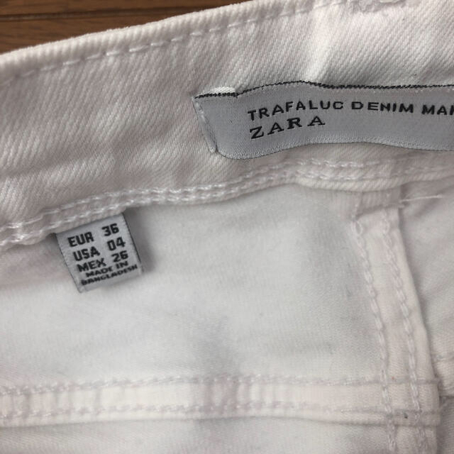 ZARA(ザラ)のZARAザラデニムパンツホワイト白切りっぱなしダメージ レディースのパンツ(デニム/ジーンズ)の商品写真