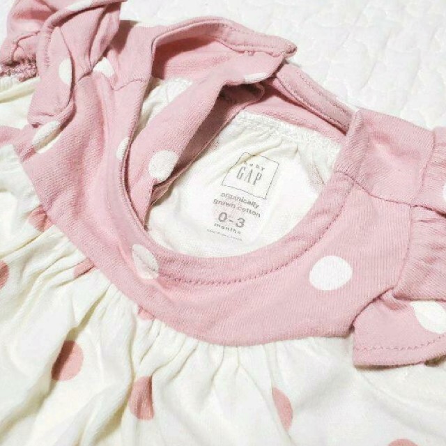 babyGAP(ベビーギャップ)のbaby GAP♡ハートポッケロンパース キッズ/ベビー/マタニティのベビー服(~85cm)(ロンパース)の商品写真