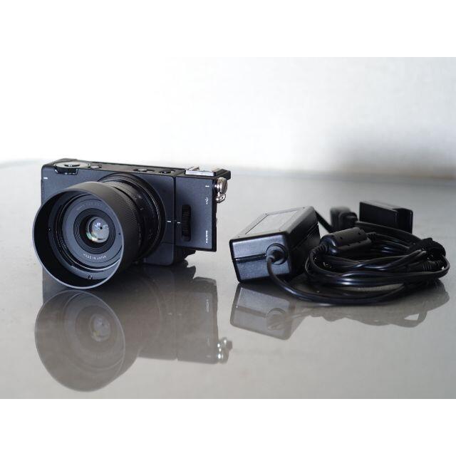 SIGMA(シグマ)の【たろす様用】Sigma fp 45mm 2.8 レンズキット + AC電源 スマホ/家電/カメラのカメラ(ミラーレス一眼)の商品写真