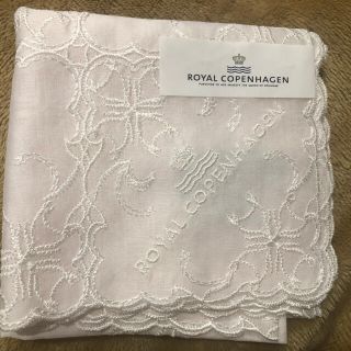 ロイヤルコペンハーゲン(ROYAL COPENHAGEN)のロイヤルコペンハーゲン　薄ピンク　刺繍　ハンカチ(ハンカチ)