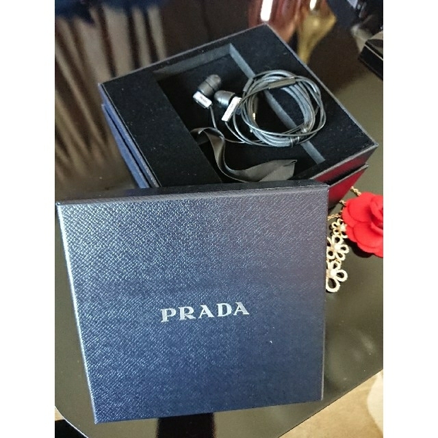 PRADA(プラダ)の★PRADA★新品♪プラダ  イヤホン スマホ/家電/カメラのオーディオ機器(ヘッドフォン/イヤフォン)の商品写真