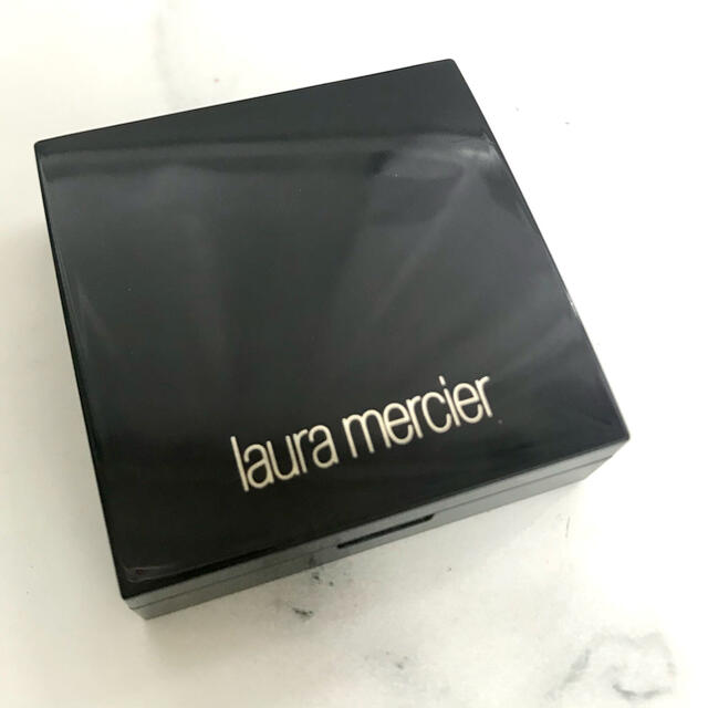 laura mercier(ローラメルシエ)のローラメルシエ　シークレットブラーリングパウダー フォー アンダーアイズ コスメ/美容のベースメイク/化粧品(フェイスパウダー)の商品写真