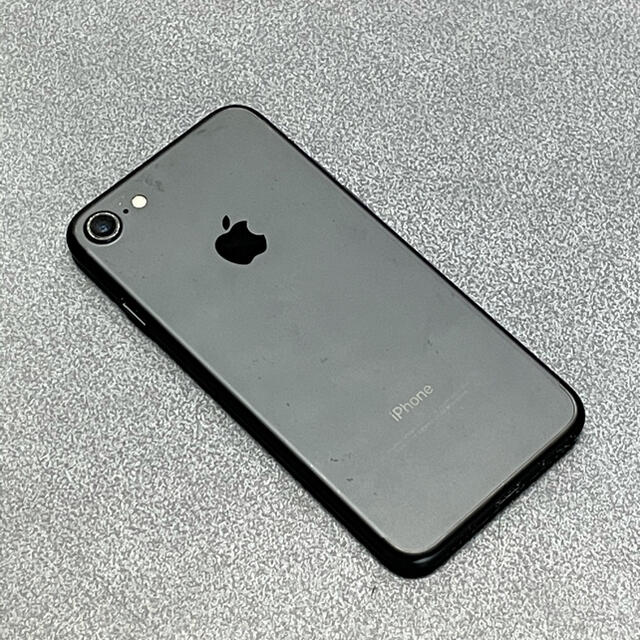 Apple(アップル)の中古 iPhone 7 Black 32 GB au スマホ/家電/カメラのスマートフォン/携帯電話(スマートフォン本体)の商品写真