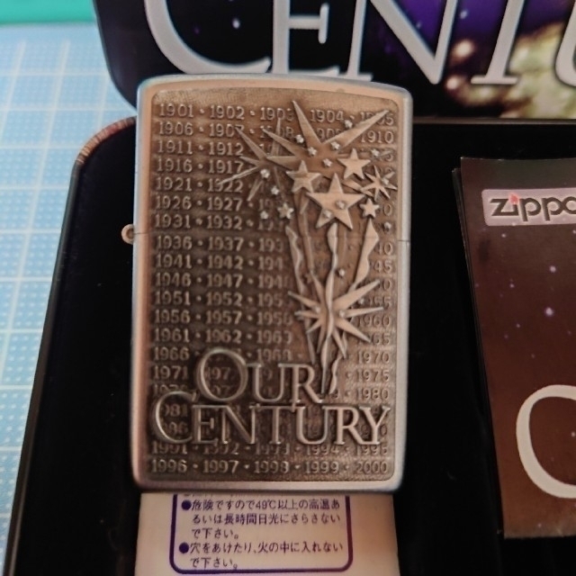 ZIPPO(ジッポー)の【新品】Zippo  OUR  CENTURY(オリジナル/オイルライター) メンズのファッション小物(タバコグッズ)の商品写真