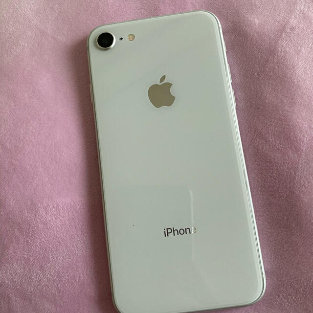 Apple(アップル)のiPhone8 シルバー　美品　simふり スマホ/家電/カメラのスマートフォン/携帯電話(スマートフォン本体)の商品写真